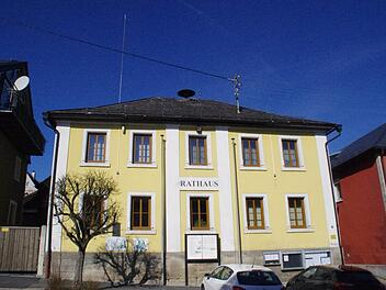 Angedacht ist, im Rahmen des Projekts "Mitfahrerbänkla" auch vor dem Rathaus einen Stützpunkt einzurichten.Archiv