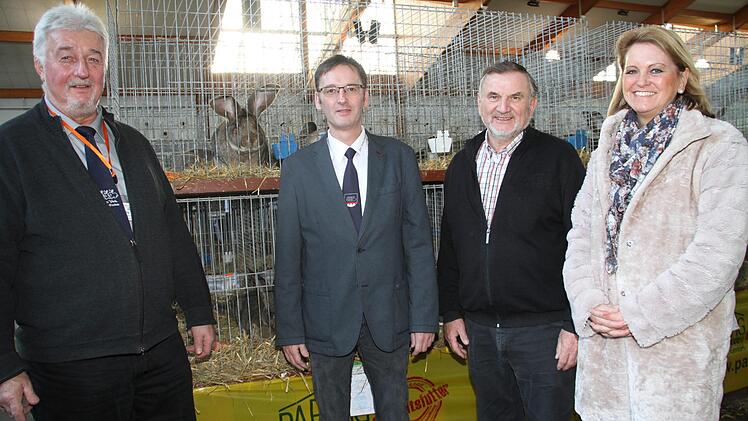 Freuten sich über die gelungene Bezirksschau der Rassenkaninchenzüchter: (v. li.) der stellvertretende Bezirksvorsitzende Richard Metzing, Bezirksvorsitzender Bernd Polster, Heinz Scherer und zweite Bürgermeisterin Sabine Rießner.Gerda Völk