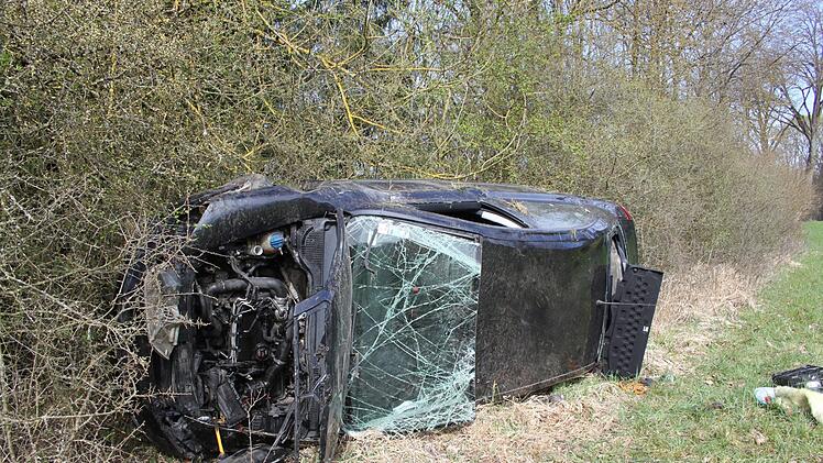 Der Wagen des tödlich Verletzten hat sich mehrfach überschlage und wurde erst nach 70 Metern  von einer Hecke abgebremst.