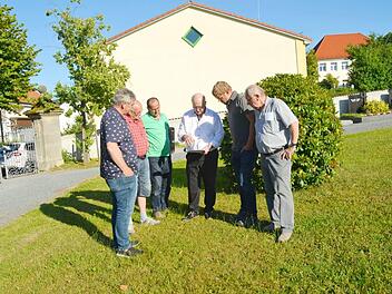 Die Mitglieder des Bauausschusses der Gemeinde Weißenbrunn diskutieren am Friedhof die Gestaltung von Urnengärbern und die Befestigung des Eingangsweges zur Leichenhalle. Von links Jürgen Fenner, Herbert Spindler, Stafan Leppert, Bürgermeister Egon Herrmann,  Dritter  Bürgermeister Michael Bohl und Dieter Wolf K.- H. Hofmann
