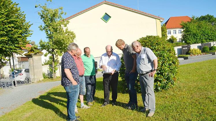 Die Mitglieder des Bauausschusses der Gemeinde Weißenbrunn diskutieren am Friedhof die Gestaltung von Urnengärbern und die Befestigung des Eingangsweges zur Leichenhalle. Von links Jürgen Fenner, Herbert Spindler, Stafan Leppert, Bürgermeister Egon Herrmann,  Dritter  Bürgermeister Michael Bohl und Dieter Wolf K.- H. Hofmann