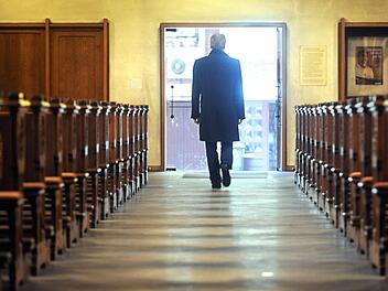 Es treten mehr Menschen aus der Kirche aus als ein.  Auch das Dekanat Haßberge ist von diesem Trend betroffen. Symbolfoto Ingo Wagner / dpa