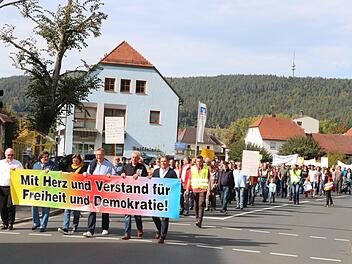 Das Motto, unter dem in Weißenbrunn für Menschlichkeit, Respekt und Achtung aufgerufen wurde, war nicht zu übersehen: An der Spitze des Demonstrationszuges, in den sich etwa 150 Personen einreihten, trugen (von links) Bürgermeister Egon Herrmann, Thomas Ahr, Willi Pechtold, Pfarrer Gerald Munzert, Tom Sauer und stellvertretender Landrat Gerhard Wunder das bunte Transparent. Rainer Glissnik