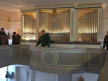 Die frisch sanierte und erweiterte Heilgersdorfer Orgel bringt neuen Schmuck in die ansonsten eher nüchterne, im Markgrafen-Stil erbaute Kirche "Zu unserer Lieben Frauen". Pfarrer Tobias Knötig kann die Einweihung des großen Tasteninstruments am 4. Advent um 17 Uhr kaum erwarten. Orgelsachverständige Merle Rößner zeigte sich bereits von dem Ergebnis der Arbeit begeistert, an der u. a. die Orgelbauer Christoph und Dominik Schindler (Ostheim/Rhön) beteiligt waren (von links). Am Prospekt ziehen...
