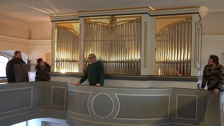 Die frisch sanierte und erweiterte Heilgersdorfer Orgel bringt neuen Schmuck in die ansonsten eher nüchterne, im Markgrafen-Stil erbaute Kirche "Zu unserer Lieben Frauen". Pfarrer Tobias Knötig kann die Einweihung des großen Tasteninstruments am 4. Advent um 17 Uhr kaum erwarten. Orgelsachverständige Merle Rößner zeigte sich bereits von dem Ergebnis der Arbeit begeistert, an der u. a. die Orgelbauer Christoph und Dominik Schindler (Ostheim/Rhön) beteiligt waren (von links). Am Prospekt ziehen...