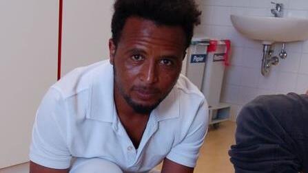 Merhawi (25 Jahre alt) aus Eritrea ist im Pflegebereich des Medical Parks tätig. Zum Anziehen eines orthopädischen Strumpfes benutzt er hier ein Pflegehilfsmittel.Helke Renner