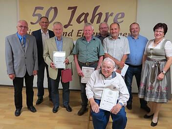 Landesvorstandsmitglied Georg Grembler (von links)  und Vorsitzender Bernd Rieger ehren langjährige Mitglieder für 40 und 50 Jahre Treue: Martin Günter, Klaus Stingl, Rudi Viering, Kurt Mauermayer, Erich Schießer, stellvertretender Vorsitzender Sylvio Heinig, Bürgermeisterin Patricia Schießer. Foto: Doris Bauer