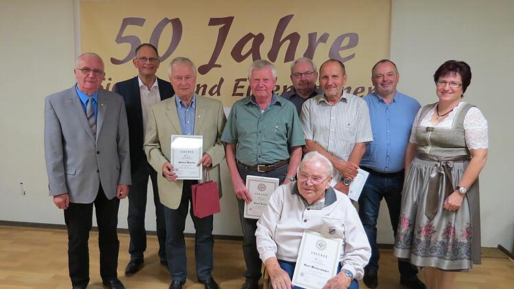 Landesvorstandsmitglied Georg Grembler (von links)  und Vorsitzender Bernd Rieger ehren langjährige Mitglieder für 40 und 50 Jahre Treue: Martin Günter, Klaus Stingl, Rudi Viering, Kurt Mauermayer, Erich Schießer, stellvertretender Vorsitzender Sylvio Heinig, Bürgermeisterin Patricia Schießer. Foto: Doris Bauer