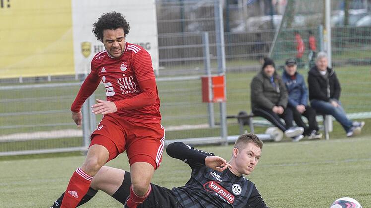Tevin McCullough (links) und der FC Coburg siegten im Test gegen den FC Lichtenfels um Kevin Wige.  Foto: Hagen Lehmann