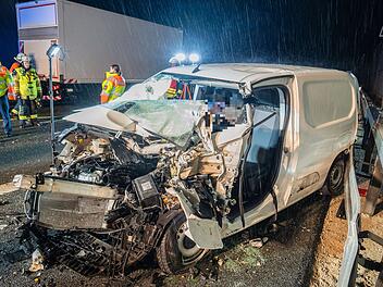 Schwerer Unfall auf A73 bei Forchheim: Auto krachte in Nachtbaustelle