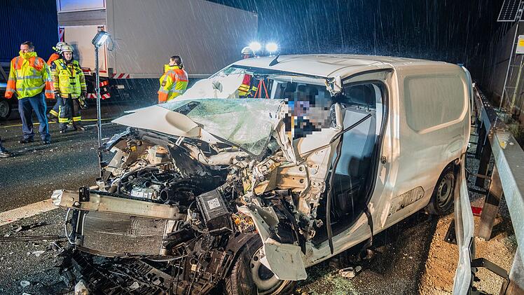 Schwerer Unfall auf A73 bei Forchheim: Auto krachte in Nachtbaustelle