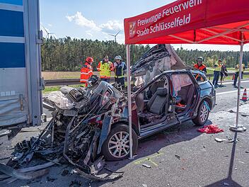 Auto rast auf A3 im Kreis Erlangen-H&ouml;chstadt in Lkw - Fahrer stirbt noch an Unfallstelle