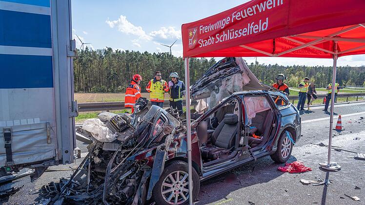 Auto rast auf A3 im Kreis Erlangen-H&ouml;chstadt in Lkw - Fahrer stirbt noch an Unfallstelle