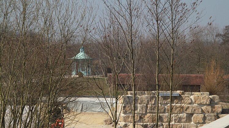 Vom Ruheraum des Funktionsgebäudes aus reicht der Blick bis zum Monopteros des Kurparks