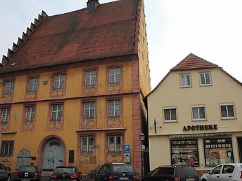 Der Hinterhof des Rathauses soll über die Von-Rudhart-Straße erschlossen werden, wo sich der Aufzug befinden wird. Deswegen hatte die Stadt das angrenzende Apothekerhaus erworben.  Foto: Stephan Stöckel
