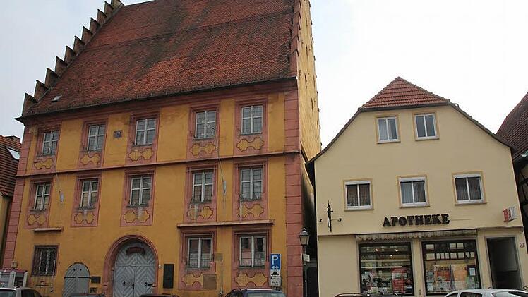 Der Hinterhof des Rathauses soll über die Von-Rudhart-Straße erschlossen werden, wo sich der Aufzug befinden wird. Deswegen hatte die Stadt das angrenzende Apothekerhaus erworben.  Foto: Stephan Stöckel