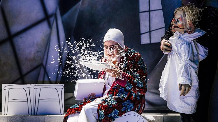 Ein Geizkragen wird durch Geister bekehrt - in der Weihnachtsgeschichte am Landestheater Coburg.Sebastian Buff