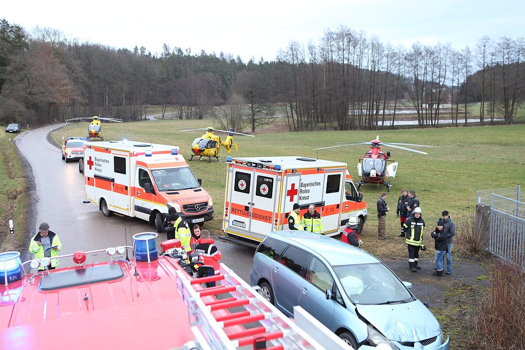 Auto stürzt nach Auffahrunfall bei Ansbach beinahe in Klärbecken