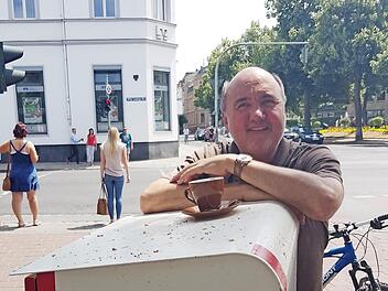 Franz-Josef Schick und sein "Stehtisch"  Foto: Sebastian Schanz