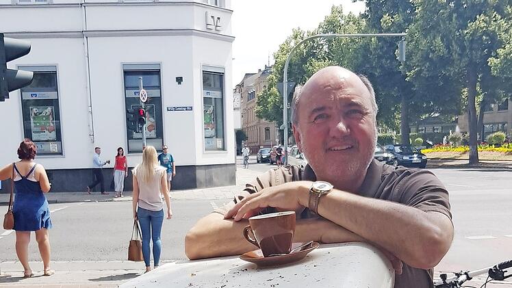 Franz-Josef Schick und sein "Stehtisch"  Foto: Sebastian Schanz