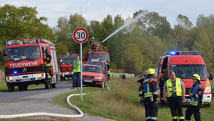 Zur Großübung auf einem Nüdlinger Aussiedlerhof wurden insgesamt sechs Wehren nach Nüdlingen gerufen.  Foto: Peter Rauch