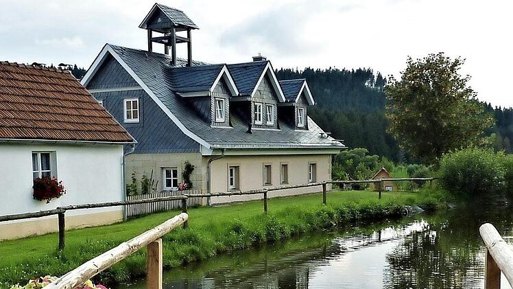 Schön ist der Blick auf das Grössauer Hirten- und Gemeindehaus mit Glockenturm.  Foto: Gerd Fleischmann