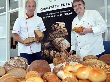 Manfred Stiefel (links) vom Institut für die Qualitätssicherung von Backwaren bewertete unter den Augen des stellvertretenden Bäcker-Innungsobermeisters Heribert Hedrich (rechts) insgesamt 122 vorgelegte Proben, die mit drei Ausnahmen alle mit "Gut" oder sogar "Sehr Gut" bewertet wurden.  Foto: Peter Rauch