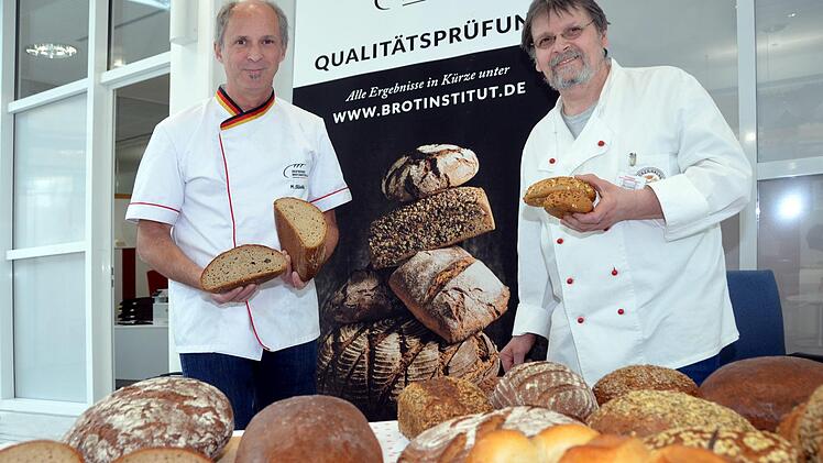 Manfred Stiefel (links) vom Institut für die Qualitätssicherung von Backwaren bewertete unter den Augen des stellvertretenden Bäcker-Innungsobermeisters Heribert Hedrich (rechts) insgesamt 122 vorgelegte Proben, die mit drei Ausnahmen alle mit "Gut" oder sogar "Sehr Gut" bewertet wurden.  Foto: Peter Rauch