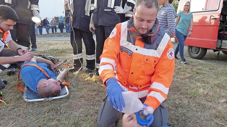 Am Sammelplatz des Rettungsdienstes versorgten Sanit&auml;ter die "Verletzten" der Gro&szlig;&uuml;bung. Diese wurden unter anderem von Mitgliedern der Jugendfeuerwehr Ermershausen dargestellt.