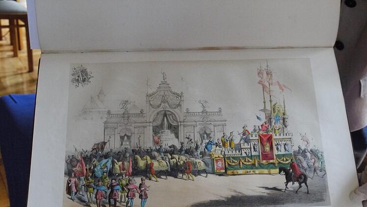 Zum 25-jährigen Thronjubiläum des ersten belgischen Königs Leopold (geboren in Coburg) gestalteten die Provinzen Belgiens aufwendige Motivwagen, wie Illustrationen in einem Buch der Landesbibliothek zeigen.