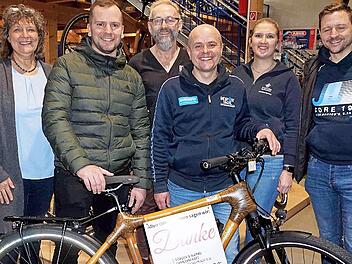 Gewinner Fabian Grief (2. v. l.) mit Sabine Marx, Walter Dietz, Christian Nagel, Franziska Hummel und Martin Paulus (FöWe) bei er Übergabe des Hauptgewinns.