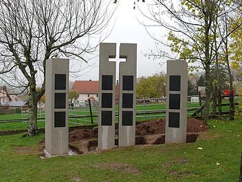 Auf dem Friedhof in Motten reagiert die Gemeinde auf die veränderte Bestattungskultur und hat eine Urnenstelenwand errichtet. Auch in Speicherz ist so eine Bestattungsform angedacht, hieß es bei der Bürgerversammlung.