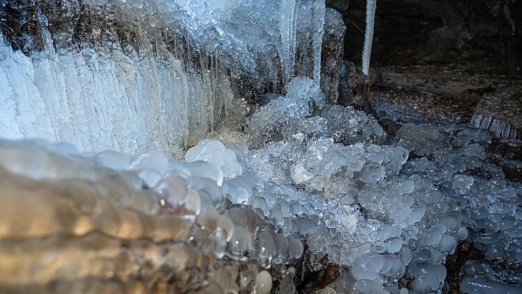 Wasserfall eingefroren: Minusgrade sorgen für eisige Kulisse