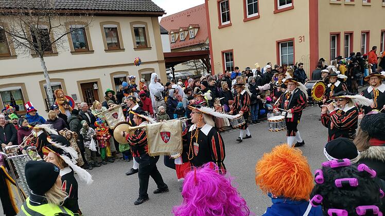 Memmelsdorf Faschingsumzug 2023: Die schönsten Bilder in der Fotostrecke - Narren holen Winnetou zurück
