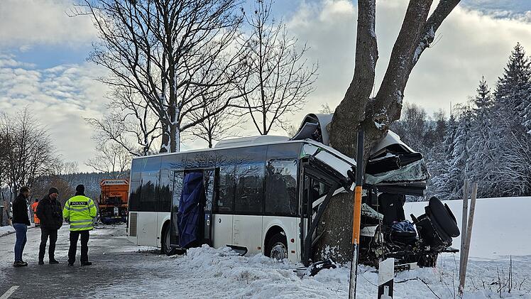 Kind bei Schulbusunfall im Erzgebirge getötet