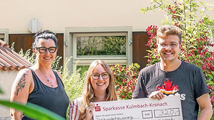 Joshua Sobotta &uuml;berreichte 320 Euro aus freiwilligen Spenden f&uuml;r sein Siegerbier an die Geschwister-Gummi-Stiftung. Die Spende nahmen Kristin Schr&ouml;der, Fachbereichsleitung Unternehmenskommunikation und Josefin B&ouml;hner, Mitarbeiterin der Wohngruppe ...