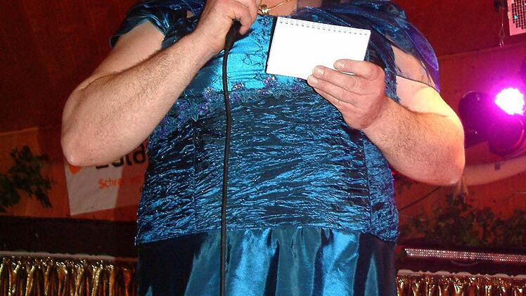 Armin Oppelt moderierte den Elferratsauftritt als Barbara Stamm im blauen Kleid.