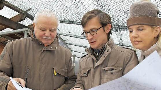 Architekt Stefan Moncken (Mitte) mit den Vorsitzenden Lienbard Löffler und Marion Hymon-Löffler bei der Besprechung