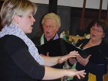 Otti Fischer (rechts) ist langjährige Sängerin und seit 18 Jahren Vorsitzende des Vereins. Auch beim Festkommers wirkte sie mit. Mit im Bild ist (links) Chorleiterin Andrea Gregor-Nowak, die für zehnjährige Dirigententätigkeit geehrt wurde. Fotos: Heike Schülein