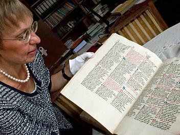 Jeweils drei Textspalten umfasst eine Seite der "Erfurter Moralität". Farbige Schrift und bunte Initialen gliedern den Text. Fotos: Jochen Berger