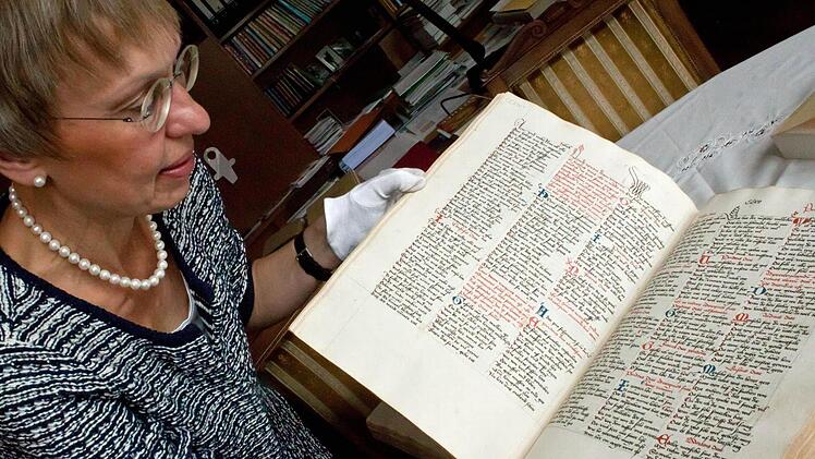 Jeweils drei Textspalten umfasst eine Seite der "Erfurter Moralität". Farbige Schrift und bunte Initialen gliedern den Text. Fotos: Jochen Berger