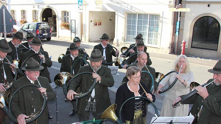 Eberns Jagdhornbläser umrahmten die Galerie-Eröffnung musikalisch.