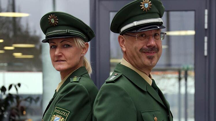 Stefanie Florin und Peter Schneider in der gewohnten grünen Uniform Fotos: Matthias Hoch