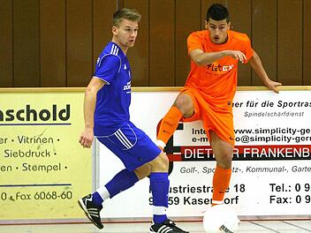 Wäre von der fliegenden Plastiktrinkflasche beinahe getroffen worden: ATS- Spieler Enis Gashi (rechts) - hier gegen Mario Ramming (VfB Kulmbach). Fotos: Monika Limmer