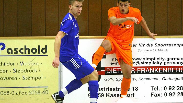 Wäre von der fliegenden Plastiktrinkflasche beinahe getroffen worden: ATS- Spieler Enis Gashi (rechts) - hier gegen Mario Ramming (VfB Kulmbach). Fotos: Monika Limmer