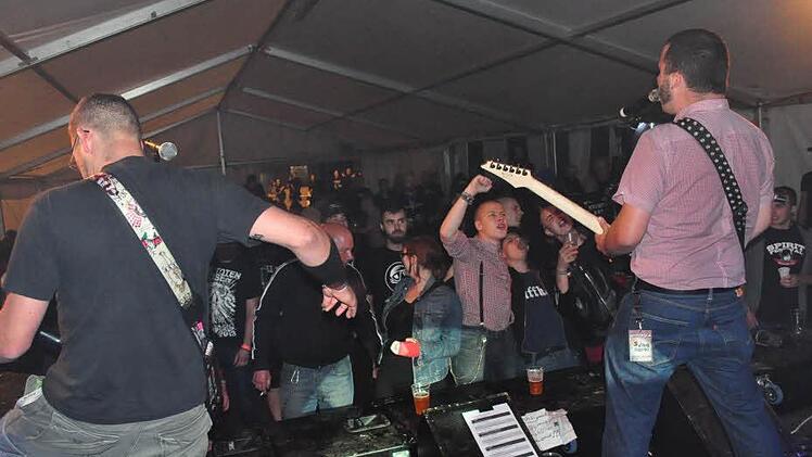 Schlagabtausch holten als "Rausschmeißer" weit nach Mitternacht den letzten Schweißtropfen von ihren Fans raus.