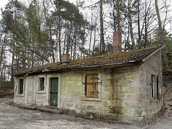 Das Thema Sandstein verbindet die Kommunen der ILE Süd. Auch dieses noch vorhandene Gebäude im alten Steinbruch bei Breitbrunn soll in die "Erlebniswelt fränkischer Sandstein" eingebunden werden. Foto: Sabine Weinbeer