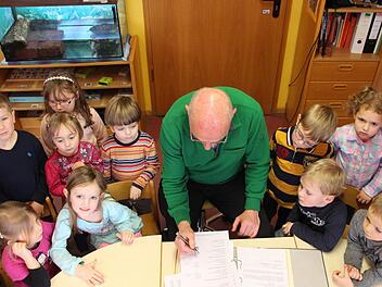 Der Vorsitzende des St. Johannisvereins Horst Schneider brütet über der Endabrechnung für das vergangene Kindergartenjahr im Kindergarten "Am See". Foto: Benedikt Borst