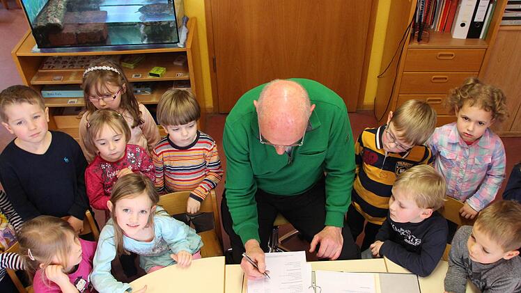 Der Vorsitzende des St. Johannisvereins Horst Schneider brütet über der Endabrechnung für das vergangene Kindergartenjahr im Kindergarten "Am See". Foto: Benedikt Borst