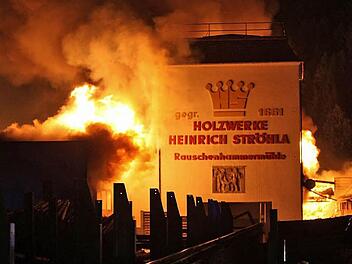 Das Firmenschild ist alles, was vom Sägewerk übrigblieb, ... Fotos: News5/Fricke